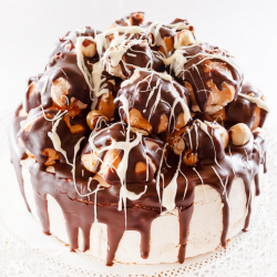 PROFITEROLE DRIP CAKE